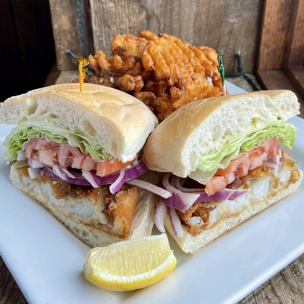 The Crispy Cod Stacker
Beer battered cod, crispy waffle fries, lettuce, tomato, red onion and tartar sauce on a super soft Chaves bakery Portuguese roll 